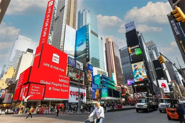 靠贩售“情绪价值”,他卖出100个亿! 靠贩售“情绪价值”,他卖出100个亿!