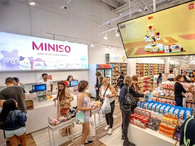 靠贩售“情绪价值”,他卖出100个亿! 靠贩售“情绪价值”,他卖出100个亿!