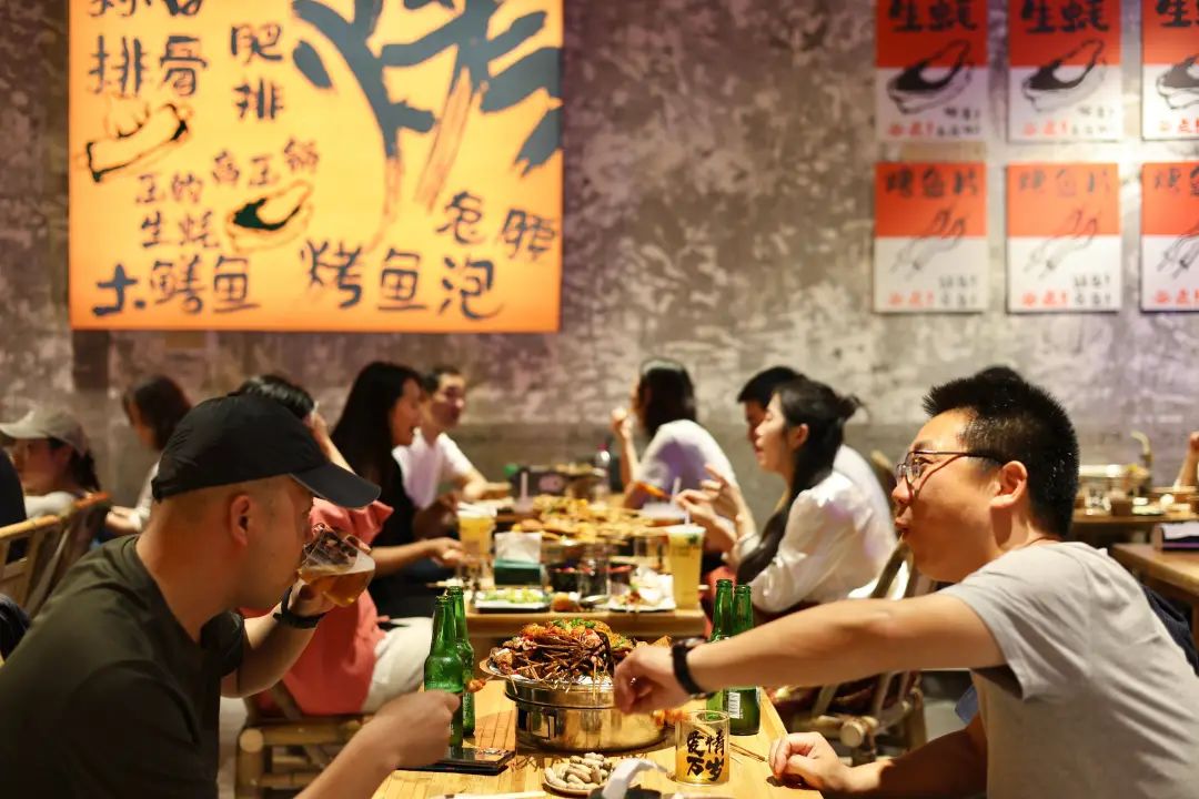 停车场烧烤，为何成了2025年餐饮连锁增长新范式？