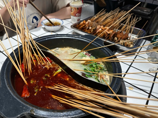 川式串串香全国连锁实践:从街边小店到标准化品牌运营 川式串串香全国连锁实践:从街边小店到标准化品牌运营