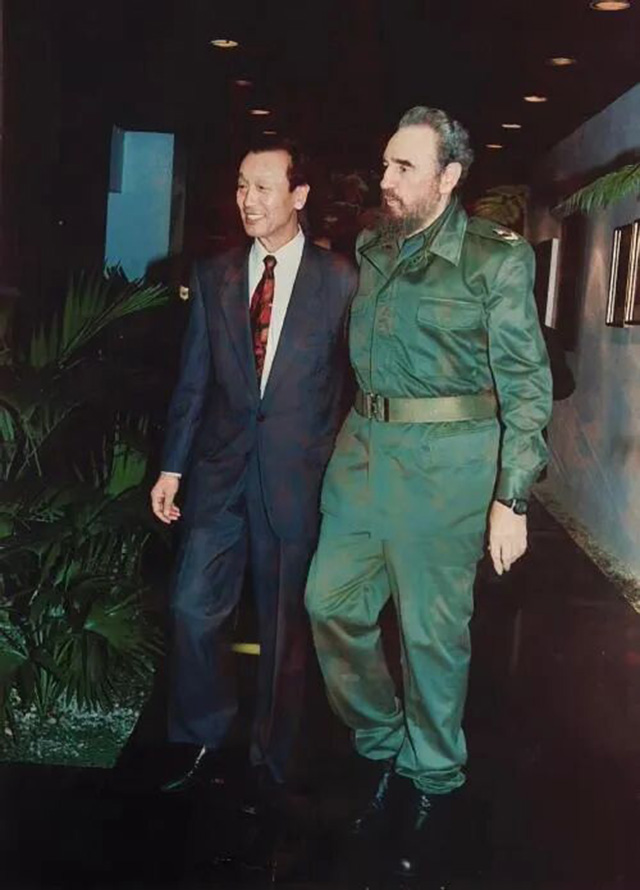 乌杰与古巴最高领导人菲德尔·卡斯特罗 乌杰与古巴最高领导人菲德尔·卡斯特罗