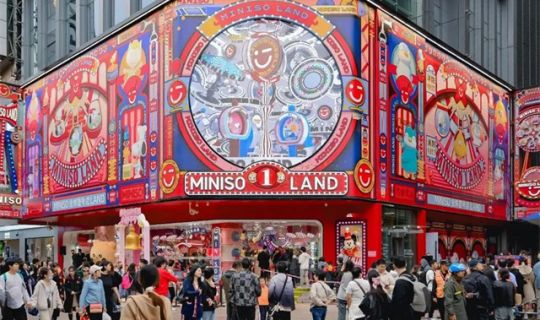 靠贩售“情绪价值”，他卖出100个亿！