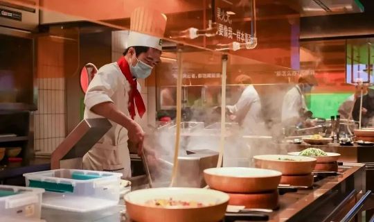 “小女当家”如何破解中式快餐连锁标准化难题？智能化助力快速扩张