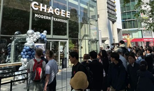 韩国人为喝中国奶茶排队10小时：冰美式神话，被一杯“东方茶拿铁”终结了？